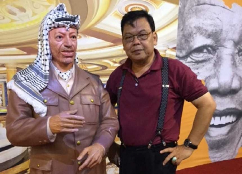 Aku bersama patung Yasser Arafat di Yogyakarta. Foto | Dokpri