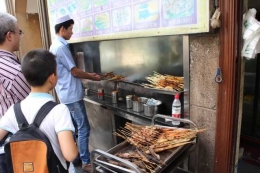 Makanan halal di China ada yangberupa sate ayam juga (dok asita)