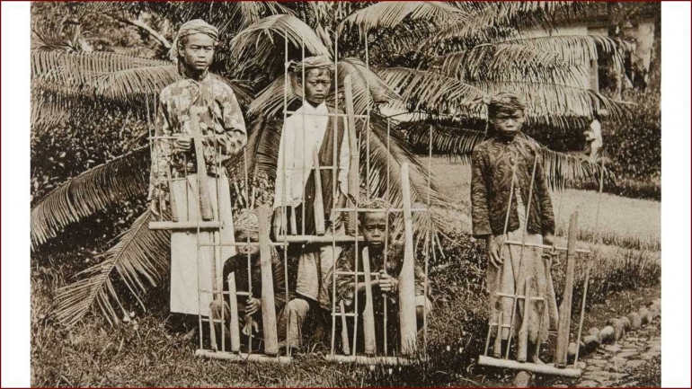 Angklung, salah satu alat musik Sunda berusia tua. (Foto Angklung di Bandung, 1910-1930, Tropenmuseum)