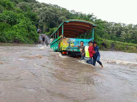 Kondisi jalan menuju Elar-Manggarai Timur saat musim hujan sumber: http://www.floreseditorial.com