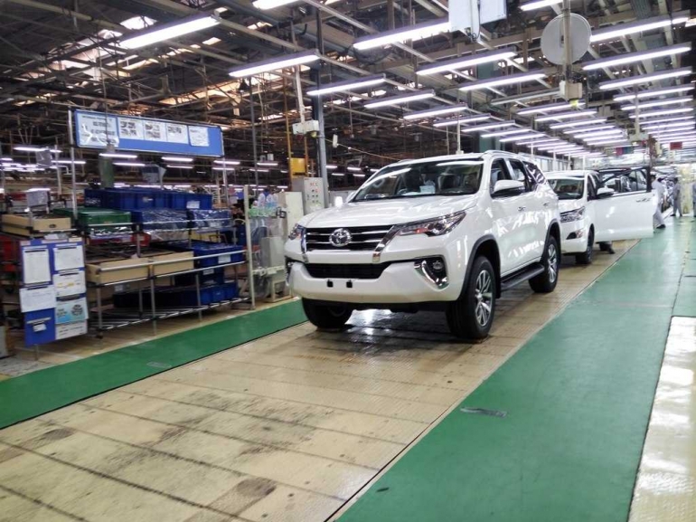 Produk Toyota yang membangggakan Indonesia diekspor ke ber bagai negara. (dok.windhu)