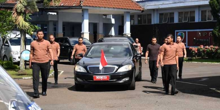 Paspampres Grup A mengawal mobil kepresidenan yang ditumpangi Presiden Joko Widodo, Senin (18/12/2017).