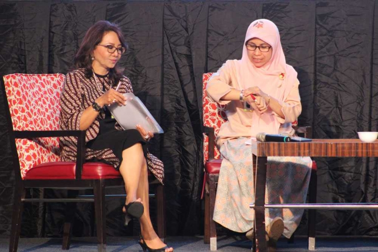 drg. Saraswati, MPH selaku Direktur Pelayanan Primer Kemenkes RI yang (berjilbab) saat acara Simposium Hari Diabetes Sedunia 2017, pada Rabu 29 November 2017 lalu di ballroom Hotel Ritz Carlton, Jakarta. (foto Rahab Ganendra)