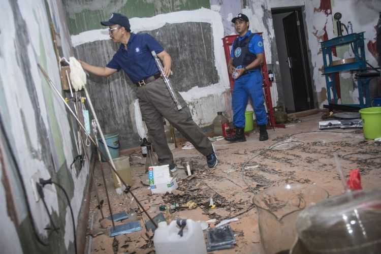 Petugas Badan Narkotika Nasional (BNN) memeriksa laboratorium pembuatan narkoba saat dilakukan penggerebekan di Diskotek MG, Jalan Tubagus Angke, Jakarta, Minggu (17/12). Dalam penggerebekan tempat diskotek yang didalamnya terdapat laboratorium pembuat narkoba itu petugas BNN mengamankan 120 orang pengunjung diskotek yang terindikasi positif menggunakan narkoba serta sejumlah barang bukti. ANTARA FOTO/Aprillio Akbar/ama/17.