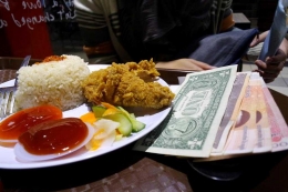Nasi lemak, ayam acar dan saos. ditambah bon cabe bawa dari Indonesia. (sumber: dokumentasi peribadi)