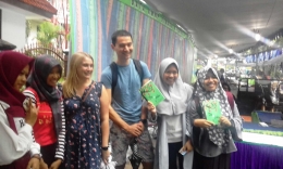 Usai edukasi menulis, bedah buku, dan parade puisi, para peserta tampak besuka ria foto bersama para wisatawan asing yang hadir di Pasar Raya Baznas Kota Malang 2017/Dokumentasi Bolang