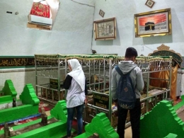 beberapa peserta sedang memperhatikan keterangan nisan yang tertempel di dalam satu kawasan makam Syekh Yusuf, Gowa. dok SMA Muhammadiyah Biringbulu.