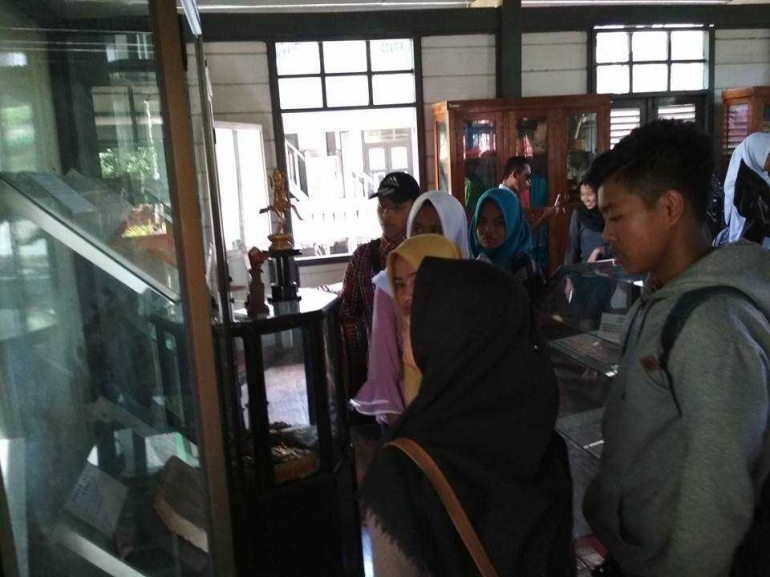 beberapa orang peserta sedang antusias memperhatikan barang peninggalan kerajaan Gowa koleksi Museum benteng Somba opu. dok. SMA Muhammadiyah Biringbulu (Dokumentasi Pribadi)