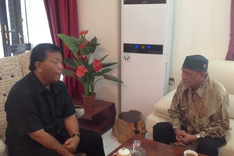 Penulis (peci hijau) berbincang dengan Bupati Mandailing Natal di Rumah Dinas Bupati di Panyabungan, Minggu,10 Desember 2017