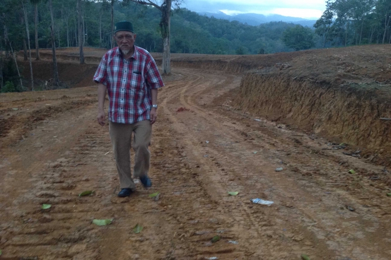 Penulis di badan jalan yang sedang dibangun (Dokumentasi Pribadi)