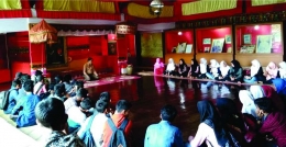para peserta sedang mendengarkan Materi Sejarah Kerajaan Gowa di Museum Balla Lompoa, Sungguminasa. dok SMA Muhammadiyah Biringbulu 