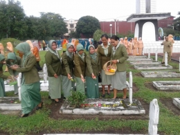 Peringati Hari Ibu dengan Tabur Bunga Gabungan