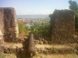 Tampak sebagian Kota Baubau di mulut Selat Buton dilihat dari celah Benteng Keraton Buton/Ft: Mahaji Noesa 