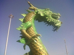 Patung Naga bercakar lima ikon Kota Baubau/Ft: Mahaji Noesa