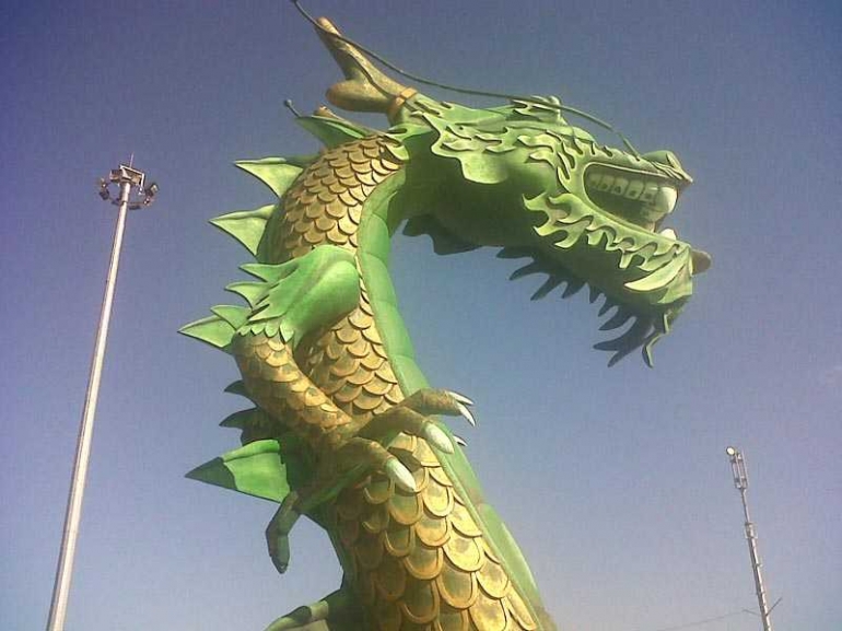 Patung Naga bercakar lima ikon Kota Baubau/Ft: Mahaji Noesa
