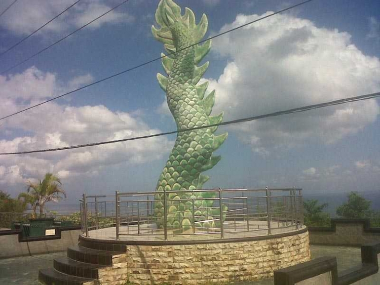 Inilah patung Ekor Naga yang dibangun di Bukit Palagimata depan kantor Walikota Baubau/Ft: Mahaji Noesa