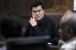 Terdakwa Andi Agustinus alias Andi Narogong mendengarkan keterangan saksi pada sidang lanjutan kasus korupsi KTP elektronik (e-KTP) di Pengadilan Tipikor, Jakarta, Jumat (10/11/2017). Sidang lanjutan tersebut mengagendakan mendengarkan keterangan saksi untuk mendalami kasus e-KTP.
