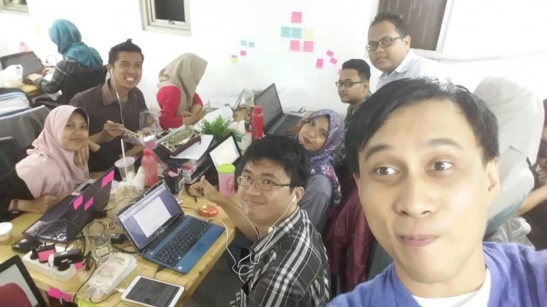 pekerjaan di kantor startup tak hanya menuntut kerja keras, tapi juga membutuhkan kerja keras (dokumentasi: bari)