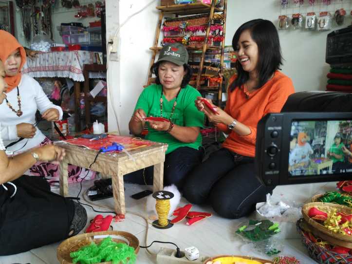 Saya sedang mengikuti proses pembuatan bando tanduk rusa yang banyak diminati konsumen (foto: Luana Yunaneva)