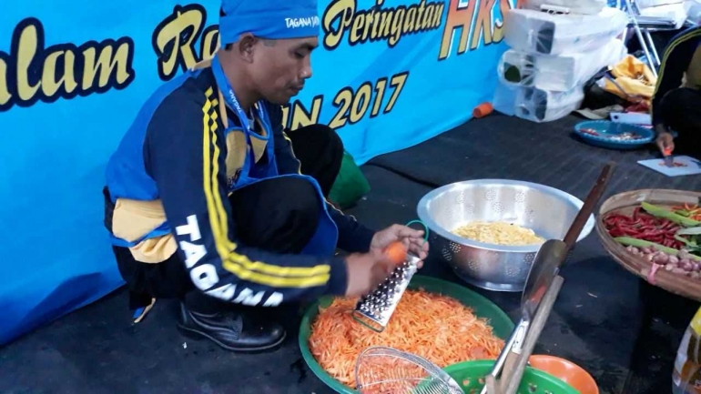Salah satu peserta lomba sedang mengolah makanan