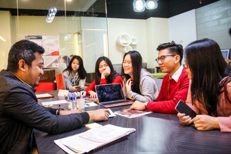 Teman-teman mahasiswa Podomoro University sedang di mentoring oleh Head of PUCEL, Dr. Wisnu Dewobroto