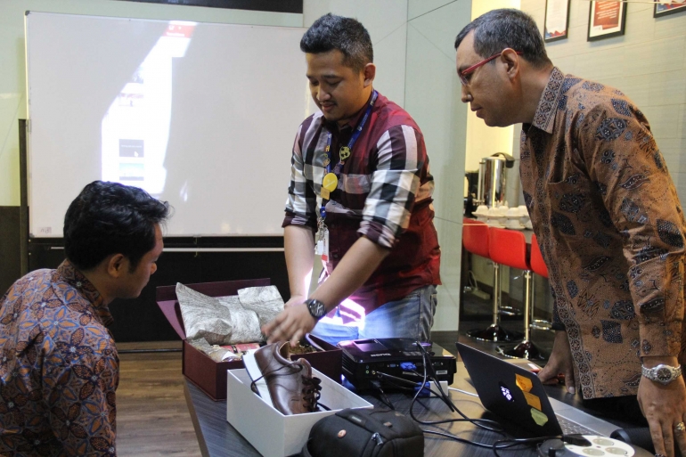 Head of PUCEL, Dr. Wisnu Dewobroto sedang menunjukkan hasil bisnis teman-teman mahasiswa Podomoro University