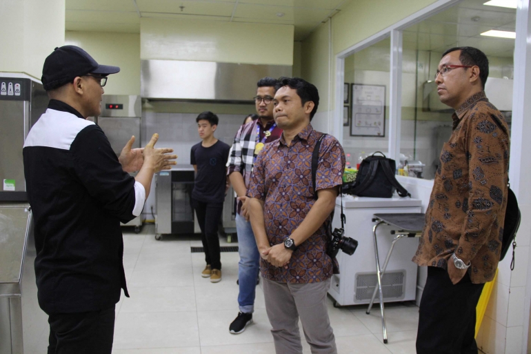 Perwakilan Fakultas Bisnis & Ekonomika Universitas Surabaya sedang melakukan campus tour
