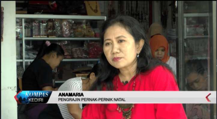 Anamaria H.P., pengrajin pernak-pernik Natal di Kabupaten Kediri (foto: screenshot Kompas Kediri)