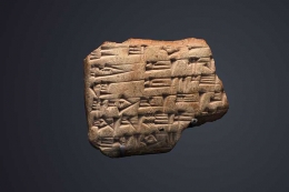 Batu Tulis dari Mari, koleksi milik Museum Louvre, Prancis. Photo: Motty/Wikimedia
