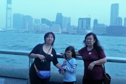Keterangan foto: bersama putri kami dan putrinya,di Hongkong/dokumentasi pribadi