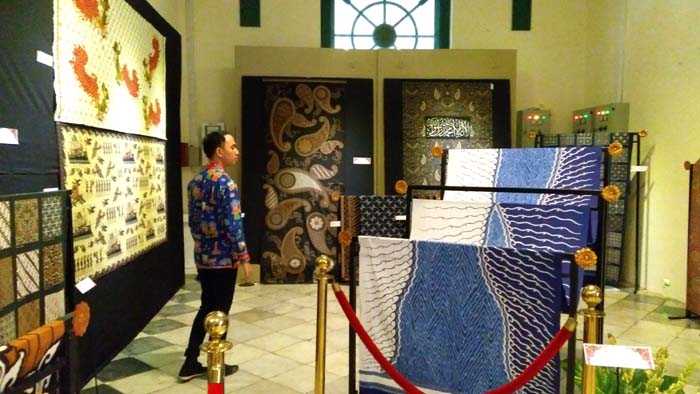 Seorang pengunjung melihat batik-batik yang dipamerkan oleh APPBI. Pameran batik ini berlangsung hingga 7 Januari 2018 di Museum Tekstil, Jakarta. (Foto: Gapey Sandy)