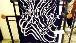 Batik Besurek (Lagu Padamu Negeri) koleksi Dudung M Romadhon dari Batik Dudung, Pekalongan. (Foto: Gapey Sandy)