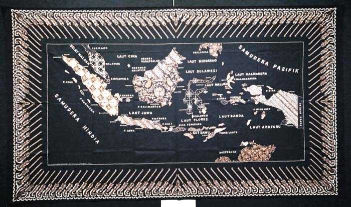 Batik Peta Indonesia koleksi Haryani Winotosastro dari Batik Winotosastro, Yogyakarta. (Foto: Gapey Sandy)