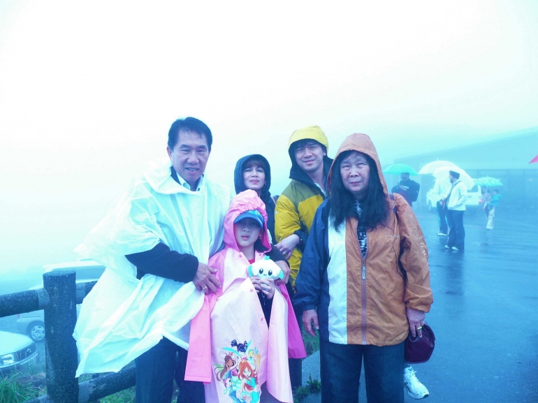 keterangan foto: merayakan Hari Ibu di Gunung Fuji,beberapa tahun lalu,bersama putra kami dan keluarganya,(dokumentasi pribadi)