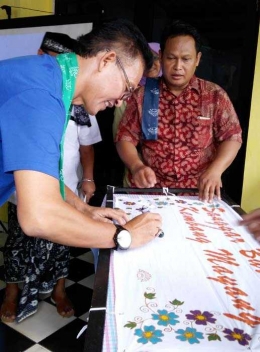 Camat Larangan, Kota Tangerang, Damiyati membubuhkan tanda tangan tanda peresmian Sanggar Batik Kembang Mayang. (Foto: Gapey Sandy)