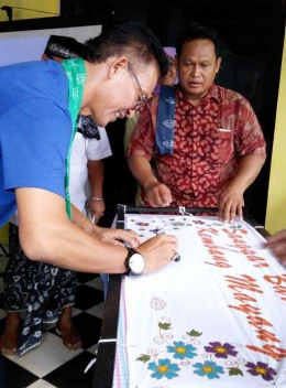 Camat Larangan, Kota Tangerang, Damiyati membubuhkan tanda tangan tanda peresmian Sanggar Batik Kembang Mayang. (Foto: Gapey Sandy)