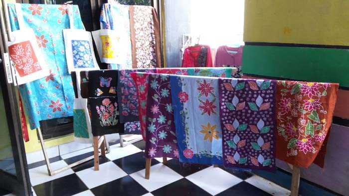 Sejumlah produk batik hasil kreasi Sanggar Batik Kembang Mayang. (Foto: Gapey Sandy)