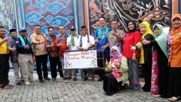 Berpose bersama di tembok batik. (Foto: Gapey Sandy) 