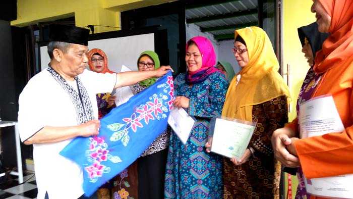 Penyerahan karya perdana salah seorang peserta kelas membatik di Sanggar Batik Kembang Mayang. (Foto: Gapey Sandy)