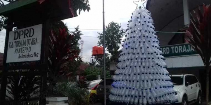 Bahan Pembuat Pohon Natal Mulai dari Botol Bekas Cabai 