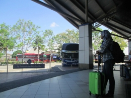 Seorang traveler tengah menunggu bus di Melaka Sentral, Melaka, Malaysia. (Dokumentasi Pribadi)