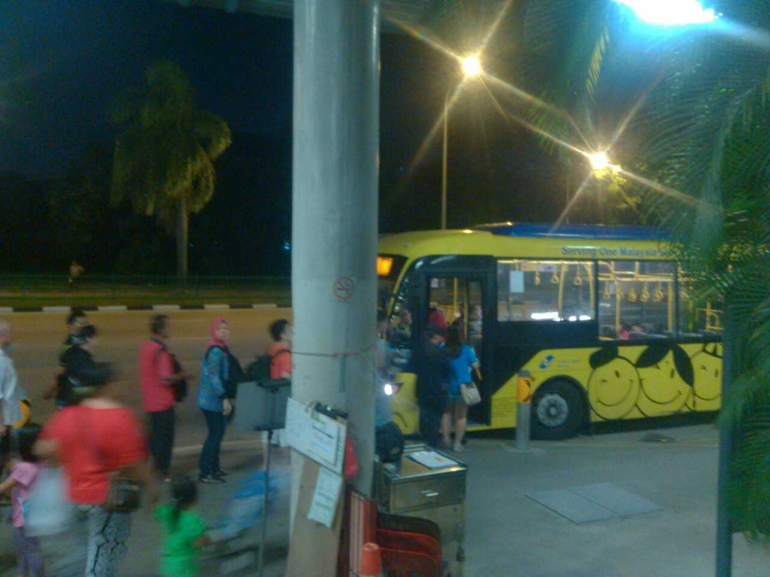 Bus CW 1 tengah mengangkat penumpang di stasiun Kranji. (Dokumentasi Pribadi)