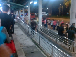 Biasanya antrian bus SBS Transit maupun Causeway Link mengular. Siap siap mengantre jika anda ingin ke Johor Bahru dari stasiun Kranji. (Dokumentasi pribadi)