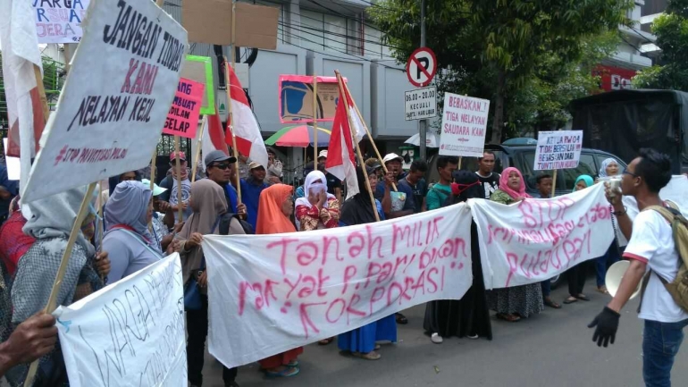 Warga Pulau Pari saat menghadiri sidang kriminalisasi terhadap pengelola Pantai Pasir Perawan di PN Jakarta Utara (Dok. Forum Peduli Pulau Pari 2017)