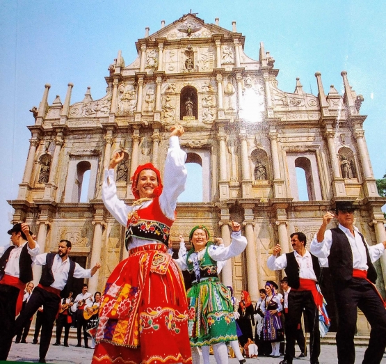Ruins of St. Paul's dengan latar depan penari berkostum warna-wani | Foto: sampul depan Macao Guide Book