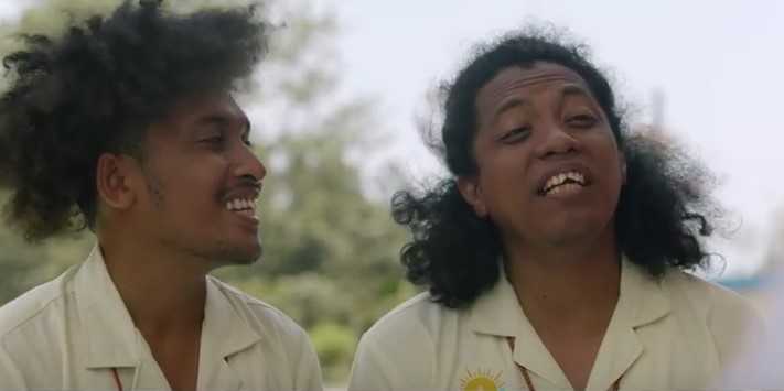 Di Sumba mereka bertemu dua petugas hotel, Yos dan Melki yang kocak (sumber: Starvision Plus)