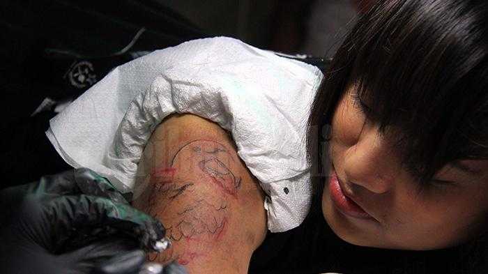 Seni tato pada tubuh perempuan. Foto: tribunnews.com