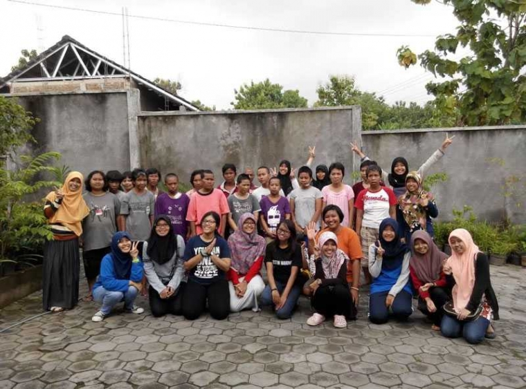 Triana bersama teman-teman dan ODMK yang ditemaninya (uns.ac.id)