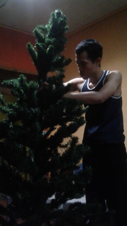 Adik iparku yang seorang Muslim mengkaryakan pohon Natal buat kami.