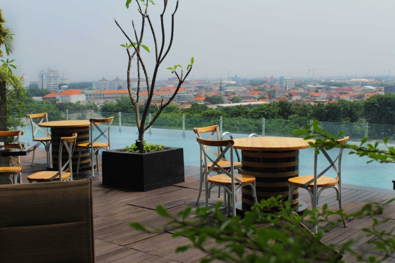 Deretan Kursi dan Meja di samping Sky Pool Best Western Papilio Hotel Surabaya / dap